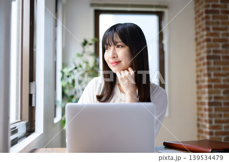 オフィスでノートパソコンを使う若いビジネスウーマン 139534479
