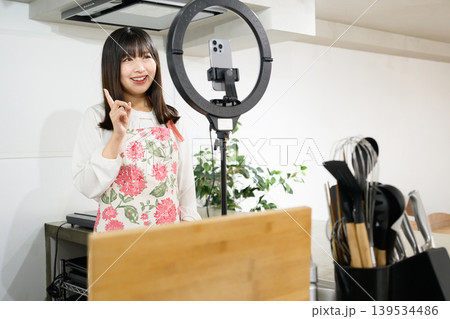 スマホで料理撮影をする日本人女性 スマホで料理撮影をする日本人女性 139534486