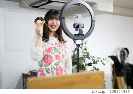 スマホでスイーツ撮影をする日本人女性 スマホでスイーツ撮影をする日本人女性 139534487