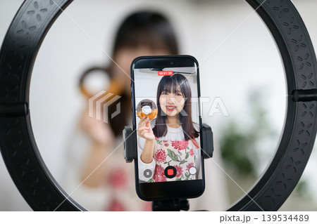 スマホでスイーツ撮影をする日本人女性 139534489