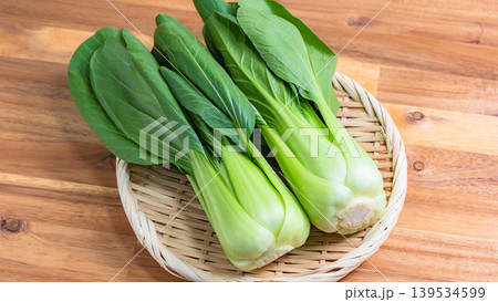 青梗菜 ざるに乗せた新鮮なチンゲンサイ 木目テーブル 青梗菜 ざるに乗せた新鮮なチンゲンサイ 木目テーブル 139534599