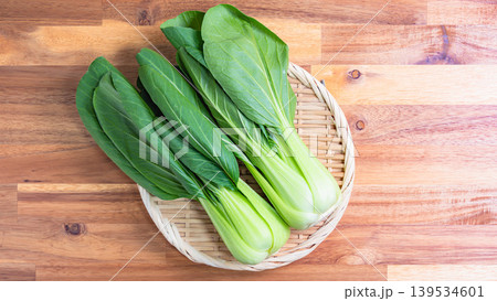 青梗菜 ざるに乗せた新鮮なチンゲンサイ 木目テーブル 青梗菜 ざるに乗せた新鮮なチンゲンサイ 木目テーブル 139534601