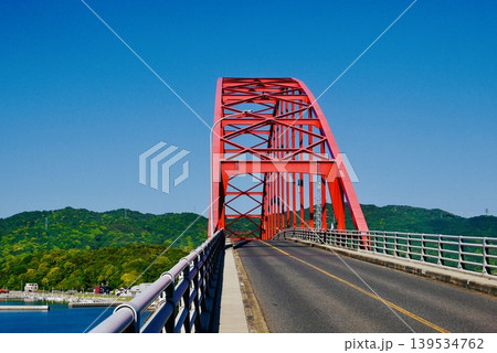 5月雲ひとつない笠戸島大橋 5月雲ひとつない笠戸島大橋 139534762