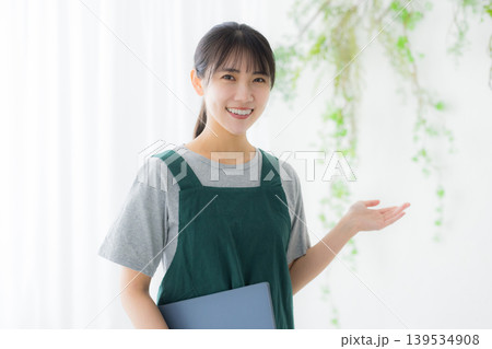 案内するエプロンを着た女性 案内するエプロンを着た女性 139534908
