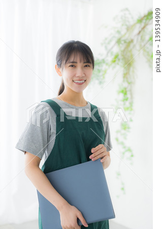 案内するエプロンを着た女性 案内するエプロンを着た女性 139534909
