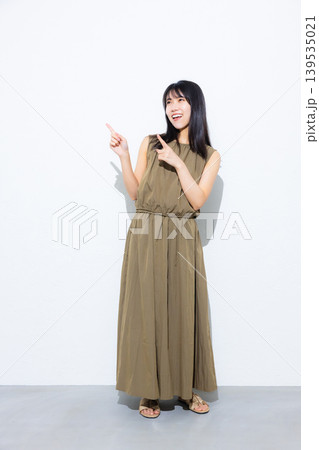 ワンピースの女性 139535021