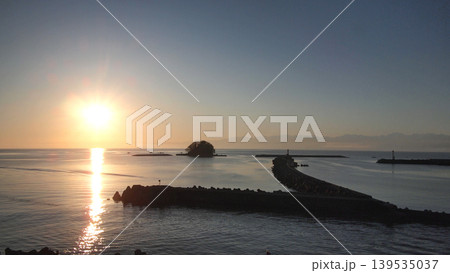朝焼けの氷見漁港と唐島 朝焼けの氷見漁港と唐島 139535037