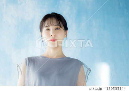 若い女性 139535144