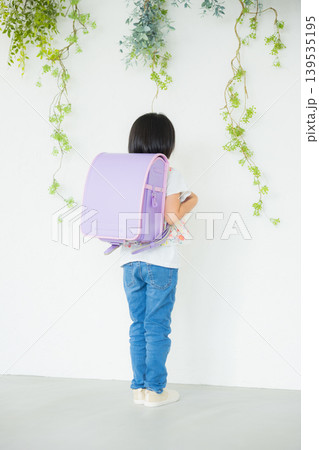 小学生の女の子  139535195