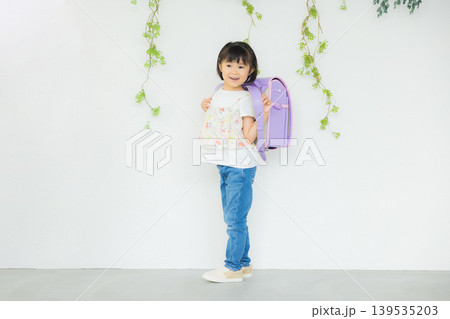 小学生の女の子  139535203
