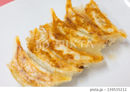 美味しい町中華の焼き餃子 139535212