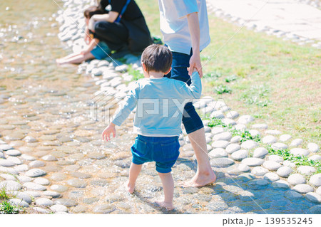 夏の小川で遊ぶ親子 夏の小川で遊ぶ親子 139535245