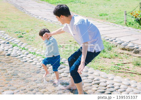 夏の小川で遊ぶ親子 139535337