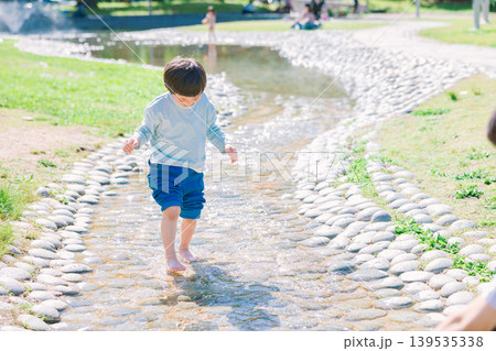 夏の小川で遊ぶ親子 夏の小川で遊ぶ親子 139535338