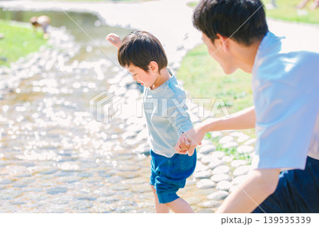 夏の小川で遊ぶ親子 139535339