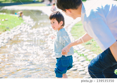 夏の小川で遊ぶ親子 139535350