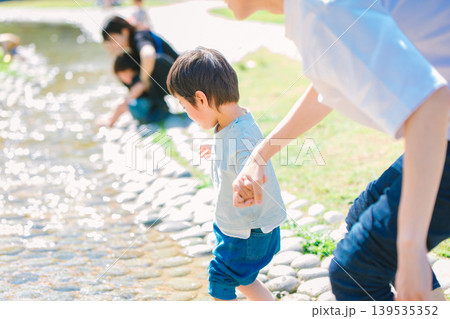 夏の小川で遊ぶ親子 夏の小川で遊ぶ親子 139535352