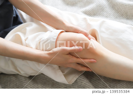 膝の痛みを感じる女性 膝の痛みを感じる女性 139535384