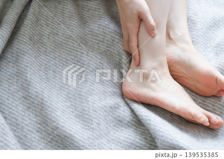 女性の足首 痛み 女性の足首 痛み 139535385