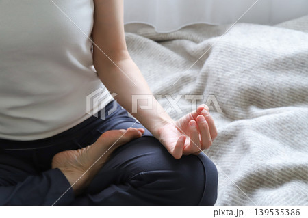 ヨガをする女性の手元 139535386