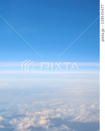飛行機の窓から見た青空と雲海の自然風景 飛行機の窓から見た青空と雲海の自然風景 139535477