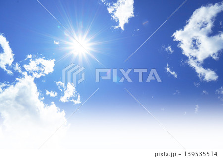 ギラギラ輝く太陽と少し雲のある爽やかな青空 139535514