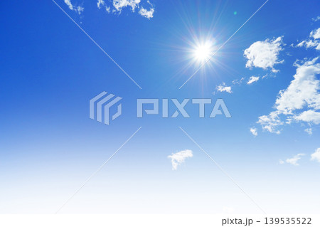 ギラギラ輝く太陽と少し雲のある爽やかな電線のある青空 ギラギラ輝く太陽と少し雲のある爽やかな電線のある青空 139535522