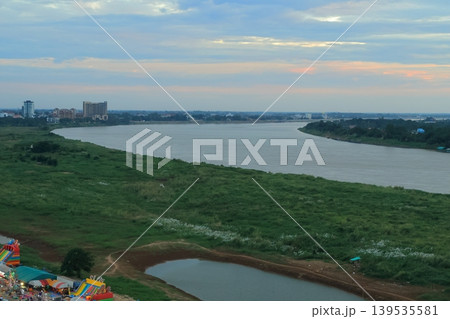ラオス、ビエンチャンメコン川風景 139535581