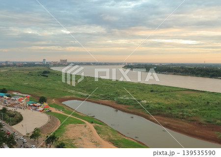 ラオス、ビエンチャンメコン川風景 139535590