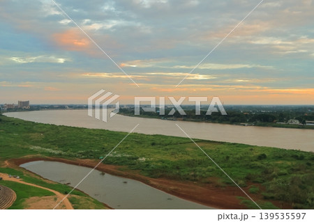 ラオス、ビエンチャンメコン川風景 ラオス、ビエンチャンメコン川風景 139535597
