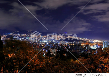 コロンビア・メデジンの夜景 山の斜面に広がる光の絨毯と都市夜景 コロンビア・メデジンの夜景 山の斜面に広がる光の絨毯と都市夜景 139535609