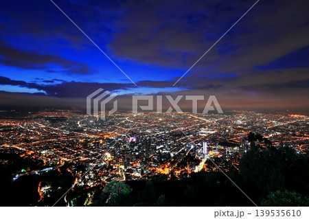 コロンビアの首都ボゴタの夜景 光の道路が交差する大都市の絶景俯瞰 コロンビアの首都ボゴタの夜景 光の道路が交差する大都市の絶景俯瞰 139535610