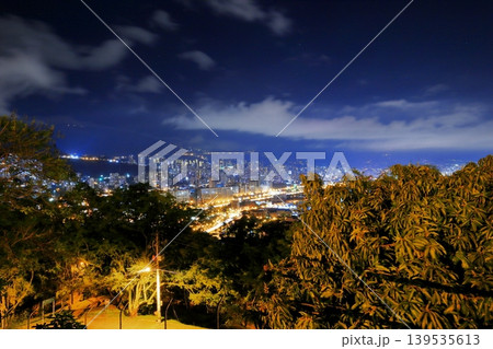 コロンビア・メデジンの夜景 山の斜面に広がる光の絨毯と都市夜景 コロンビア・メデジンの夜景 山の斜面に広がる光の絨毯と都市夜景 139535613