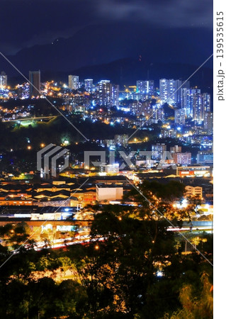 コロンビア・メデジンの夜景 山の斜面に広がる光の絨毯と都市夜景 コロンビア・メデジンの夜景 山の斜面に広がる光の絨毯と都市夜景 139535615