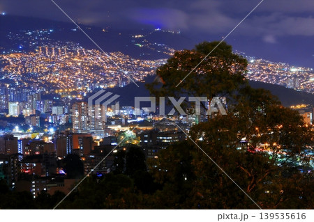 コロンビア・メデジンの夜景 山の斜面に広がる光の絨毯と都市夜景 コロンビア・メデジンの夜景 山の斜面に広がる光の絨毯と都市夜景 139535616