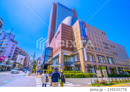 日本の東京都市景観5月10日。 三軒茶屋駅前のキャロットタワーや三井住友銀行、TOKYUなどを望む 日本の東京都市景観5月10日。 三軒茶屋駅前のキャロットタワーや三井住友銀行、TOKYUなどを望む 139535778