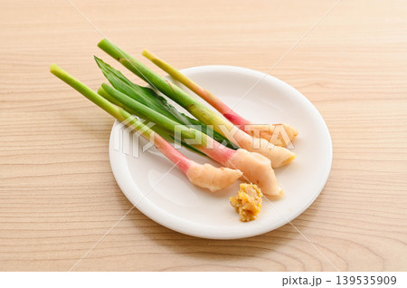 皿に盛った谷中生姜　味噌添え 139535909