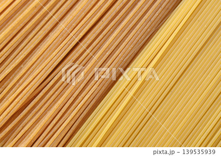 健康志向の全粒粉パスタと定番の小麦パスタ 139535939