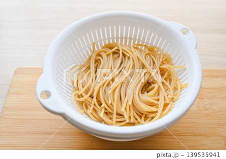 茹でた全粒粉パスタ麺 茹でた全粒粉パスタ麺 139535941