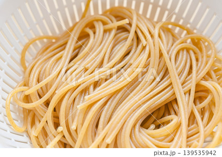 茹でた全粒粉パスタ麺 139535942