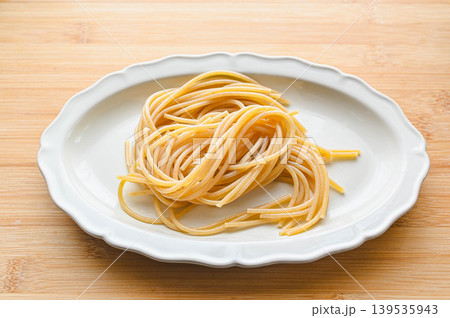 皿に盛った全粒粉パスタ麺 皿に盛った全粒粉パスタ麺 139535943