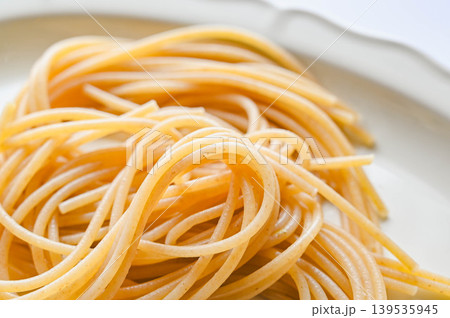 皿に盛った全粒粉パスタ麺 139535945