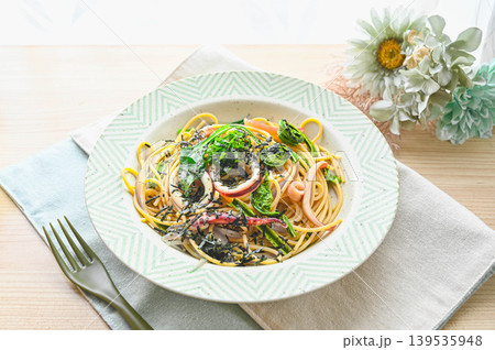 山菜とイカの和風パスタ(全粒粉) 山菜とイカの和風パスタ(全粒粉) 139535948