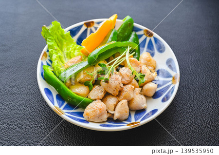 焼いた「ぼんじり」と彩り野菜の盛り付け 焼いた「ぼんじり」と彩り野菜の盛り付け 139535950