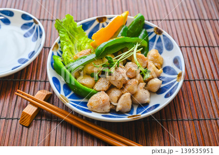 焼いた「ぼんじり」と彩り野菜の盛り付け 焼いた「ぼんじり」と彩り野菜の盛り付け 139535951