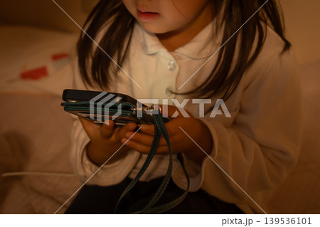 スマホゲームをする子供 139536101