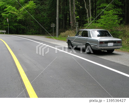 古い車で山道にドライブ 139536427