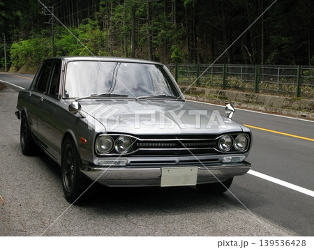 古い車で山道にドライブ 古い車で山道にドライブ 139536428