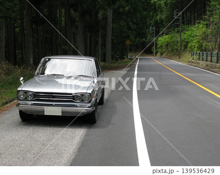 古い車で山道にドライブ 古い車で山道にドライブ 139536429