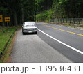 古い車で山道にドライブ 139536431